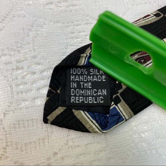 Gordon Thomas Collectibles Silk Tie. - Picture 6 of 7